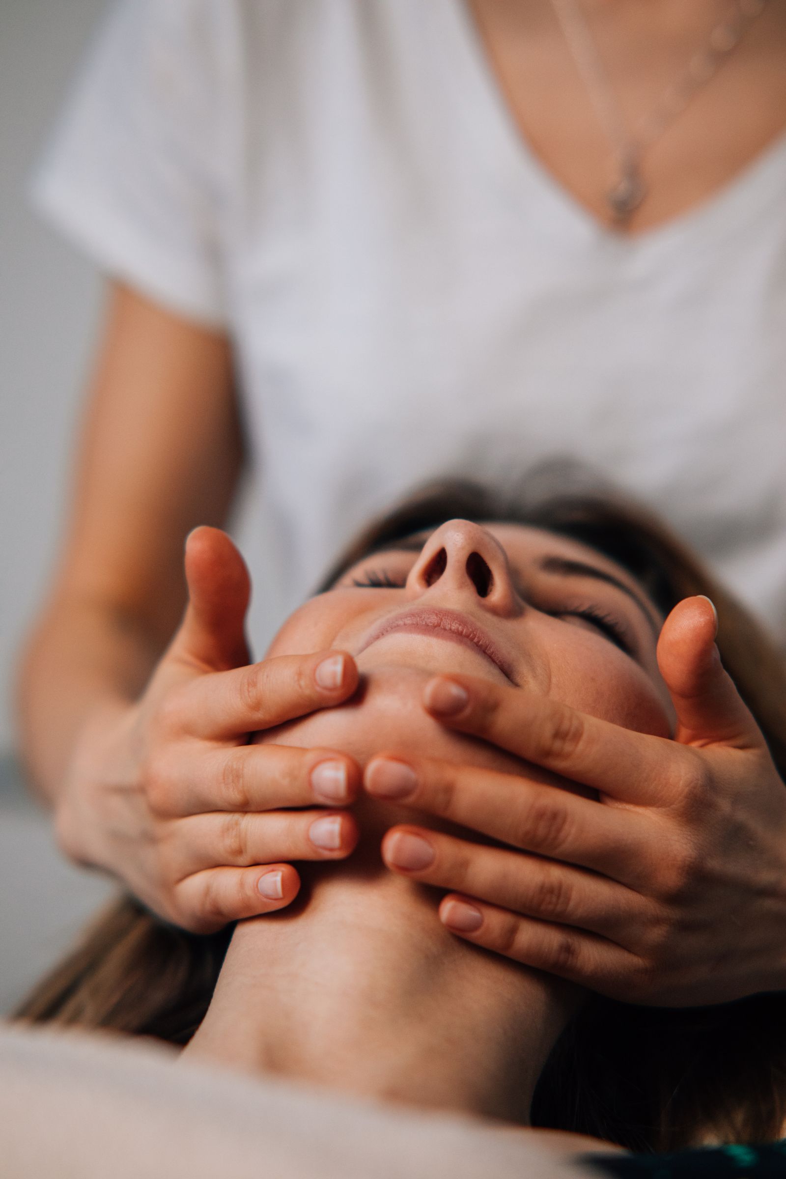 Gestes précis d’un massage facial en institut